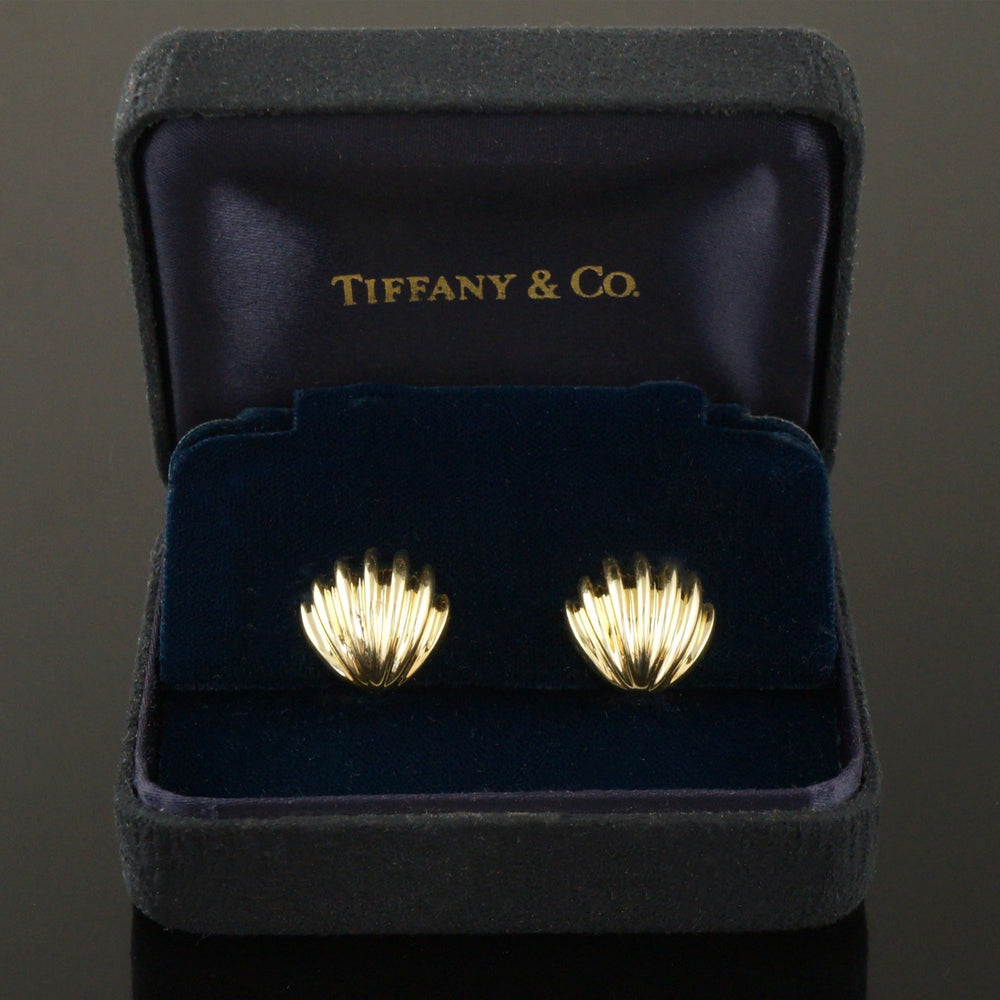 Tiffany & Co. ゴールド貝殻型小物入れ Tiffany & Co. Solid 18K Yellow Gold Sea Shell Pressure Back